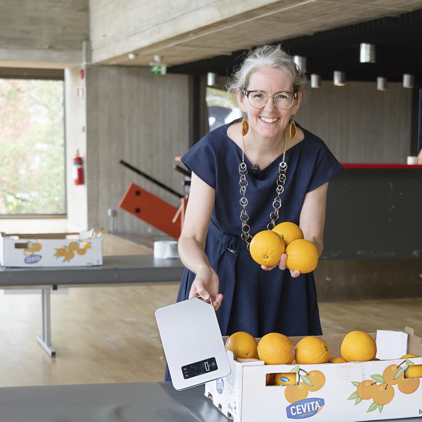 Portrett av Kathrine Frey Frøslie med appelsiner